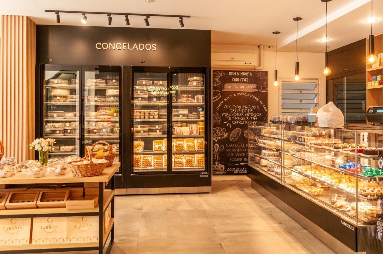 Vitrines com produtos e área de congelados